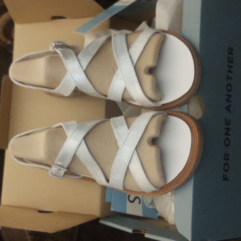 Women's size 9.5 silver Tom's sandals